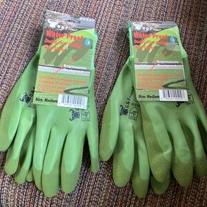 2 pairs of luxurious waterproof gardening gloves. Medium. Price includes 2. New